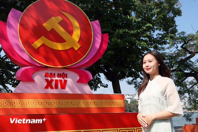 Bạn Thu Huyền (Vĩnh Tuy, H&agrave; Nội) cho biết kh&ocirc;ng kh&iacute; những ng&agrave;y gần Đại hội đại biểu to&agrave;n quốc lần thứ XIV của Đảng khiến Thủ đ&ocirc; trở n&ecirc;n rực rỡ. "Đ&acirc;y l&agrave; sự kiện sẽ định hướng lớn cho sự ph&aacute;t triển của đất nước sau n&agrave;y v&agrave; m&igrave;nh rất tin tưởng v&agrave; kỳ vọng Đại hội sẽ th&agrave;nh c&ocirc;ng rực rỡ," Huyền n&oacute;i.