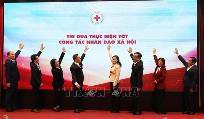 C&aacute;c đại biểu ấn n&uacute;t ph&aacute;t động phong tr&agrave;o thi đua năm 2026 của Hội Chữ thập đỏ Việt Nam.