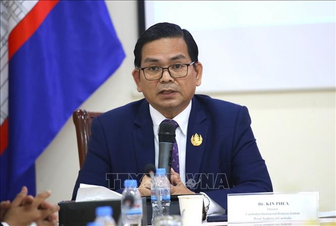 Tiến sĩ Kin Phea, Viện trưởng Viện Quan hệ Quốc tế Campuchia, Viện H&agrave;n l&acirc;m Ho&agrave;ng gia Campuchia (RAC), chuy&ecirc;n gia ph&acirc;n t&iacute;ch ch&iacute;nh trị h&agrave;ng đầu tại Phnom Penh.