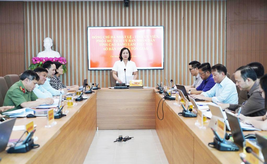 Đồng chí Hà Nhật Lệ Tỉnh ủy viên, Phó Chủ tịch UBND tỉnh, làm việc với Sở Dân tộc và Tôn giáo.