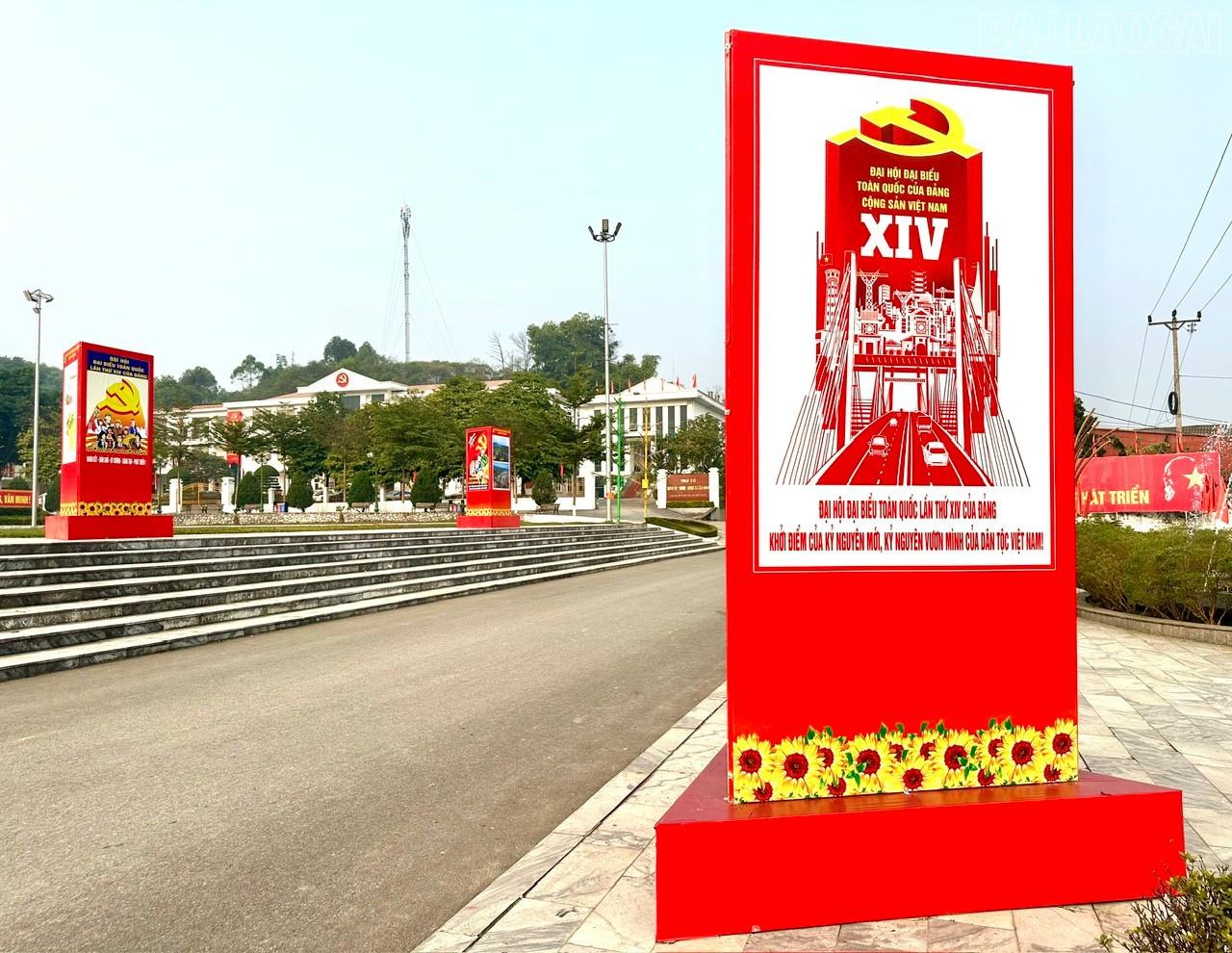 Pa-n&ocirc; tuy&ecirc;n truyền ch&agrave;o mừng Đại hội lần thứ XIV của Đảng được bố tr&iacute; tại khu vực trung t&acirc;m x&atilde; Y&ecirc;n B&igrave;nh.