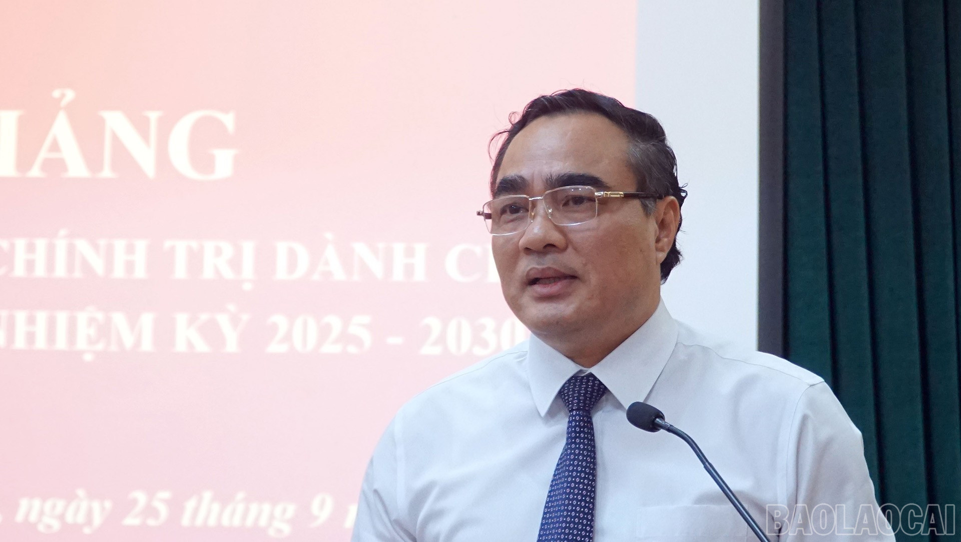 Đồng chí Nguyễn Hữu Long - Ủy viên Ban Chấp hành Đảng bộ tỉnh, Phó Bí thư Đảng ủy UBND tỉnh phát biểu tại Lễ bế giảng. baolaocai-br_25-9-ong-long.jpg