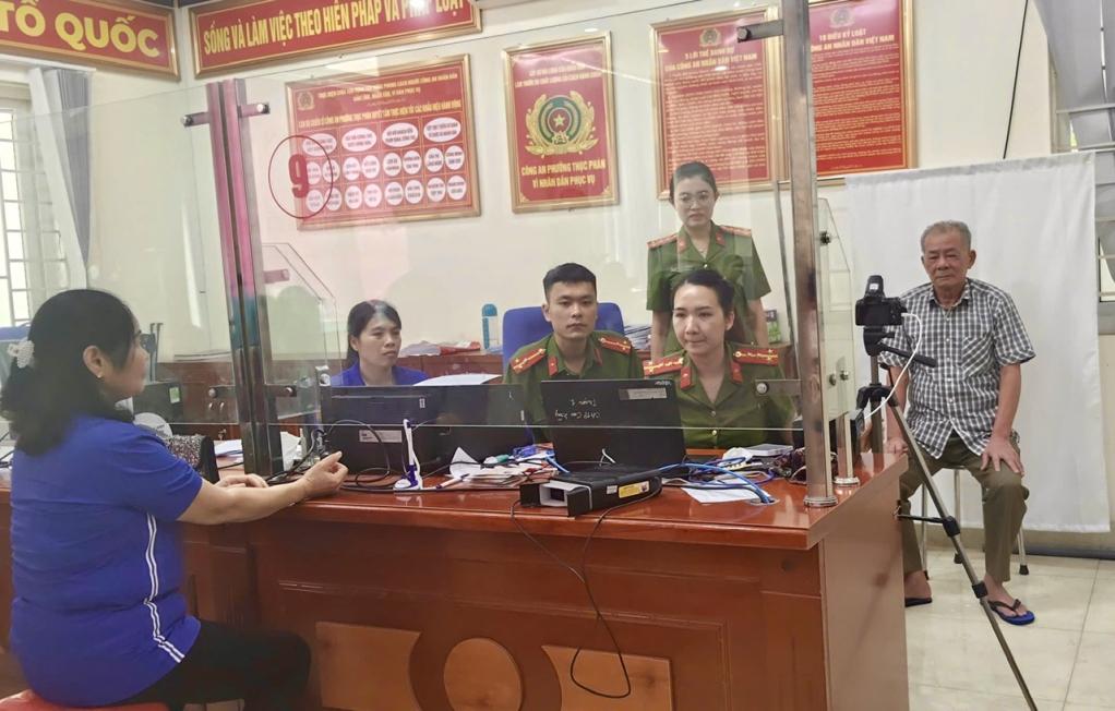 Đảng viên kê khai thông tin đảng viên cho cán bộ thu nhận.