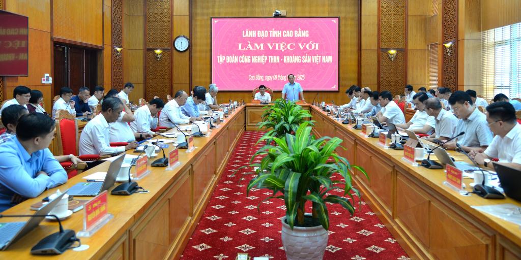 Toàn cảnh buổi làm việc.