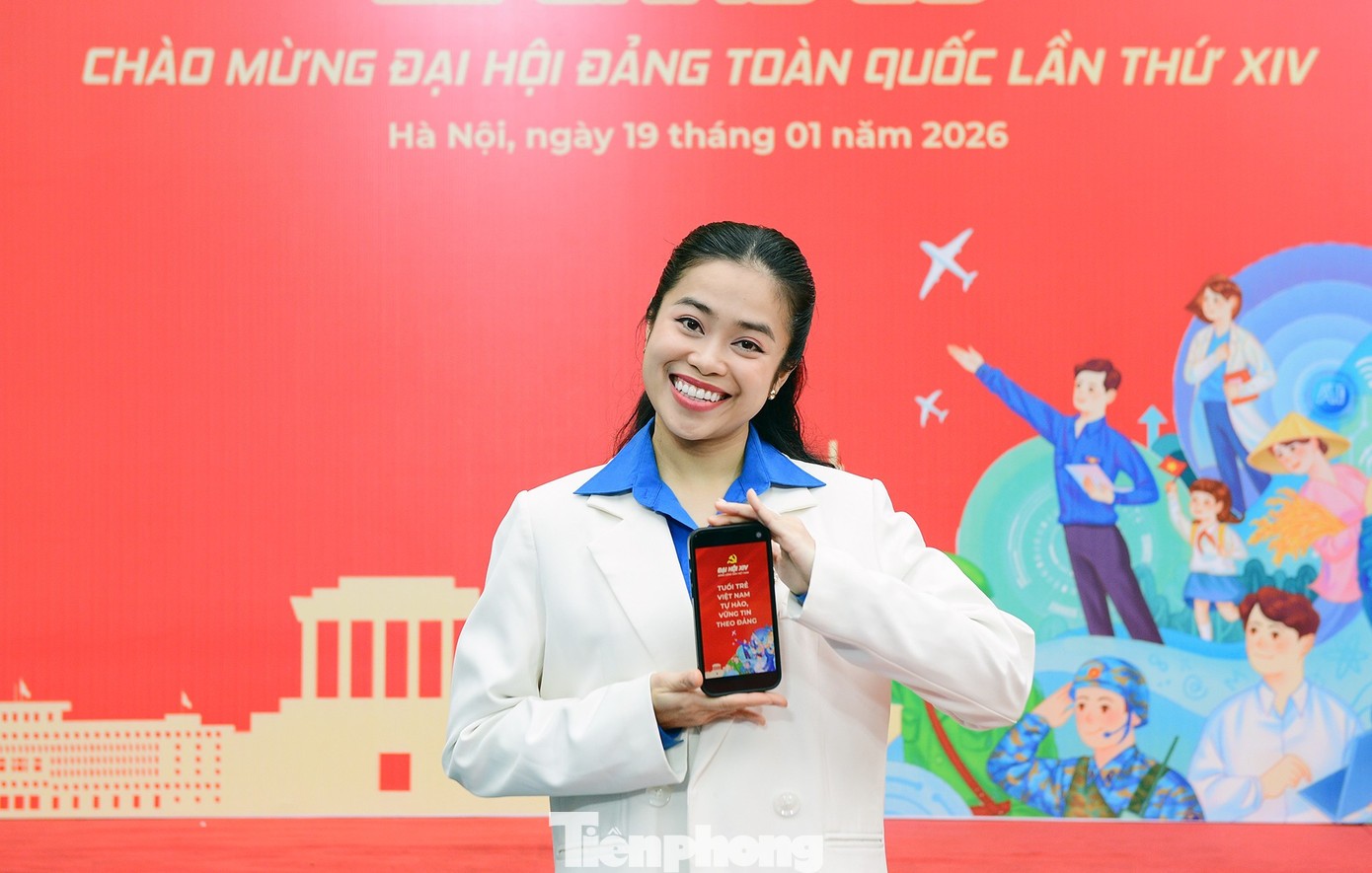 Nữ nghệ sĩ Ho&agrave;ng Hồng Ngọc hưởng ứng chiến dịch truyền th&ocirc;ng tuổi trẻ hướng về Đại hội Đảng to&agrave;n quốc lần thứ XIV do T.Ư Đo&agrave;n ph&aacute;t động.