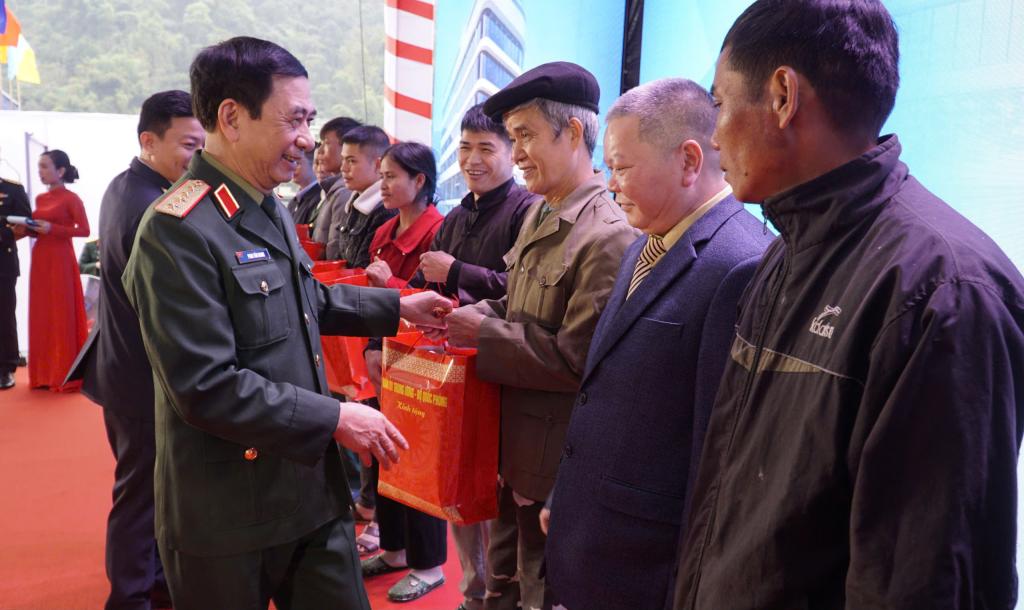 Bộ trưởng Bộ Quốc ph&ograve;ng Phan Văn Giang tặng qu&agrave; cho gia đ&igrave;nh ch&iacute;nh s&aacute;ch, hộ ngh&egrave;o tại x&atilde; Bảo Lạc.