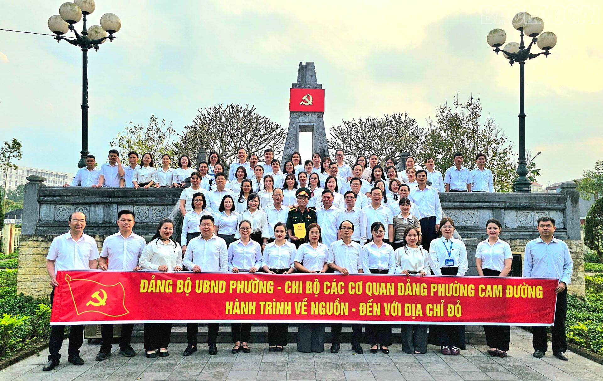 Hoạt động "Hành trình về nguồn - đến với địa chỉ đỏ" góp phần đổi mới nội dung, phương thức sinh hoạt chi bộ theo hướng thiết thực, gắn lý luận với thực tiễn, nâng cao chất lượng sinh hoạt chi bộ. baolaocai-tr_1000106363.jpg