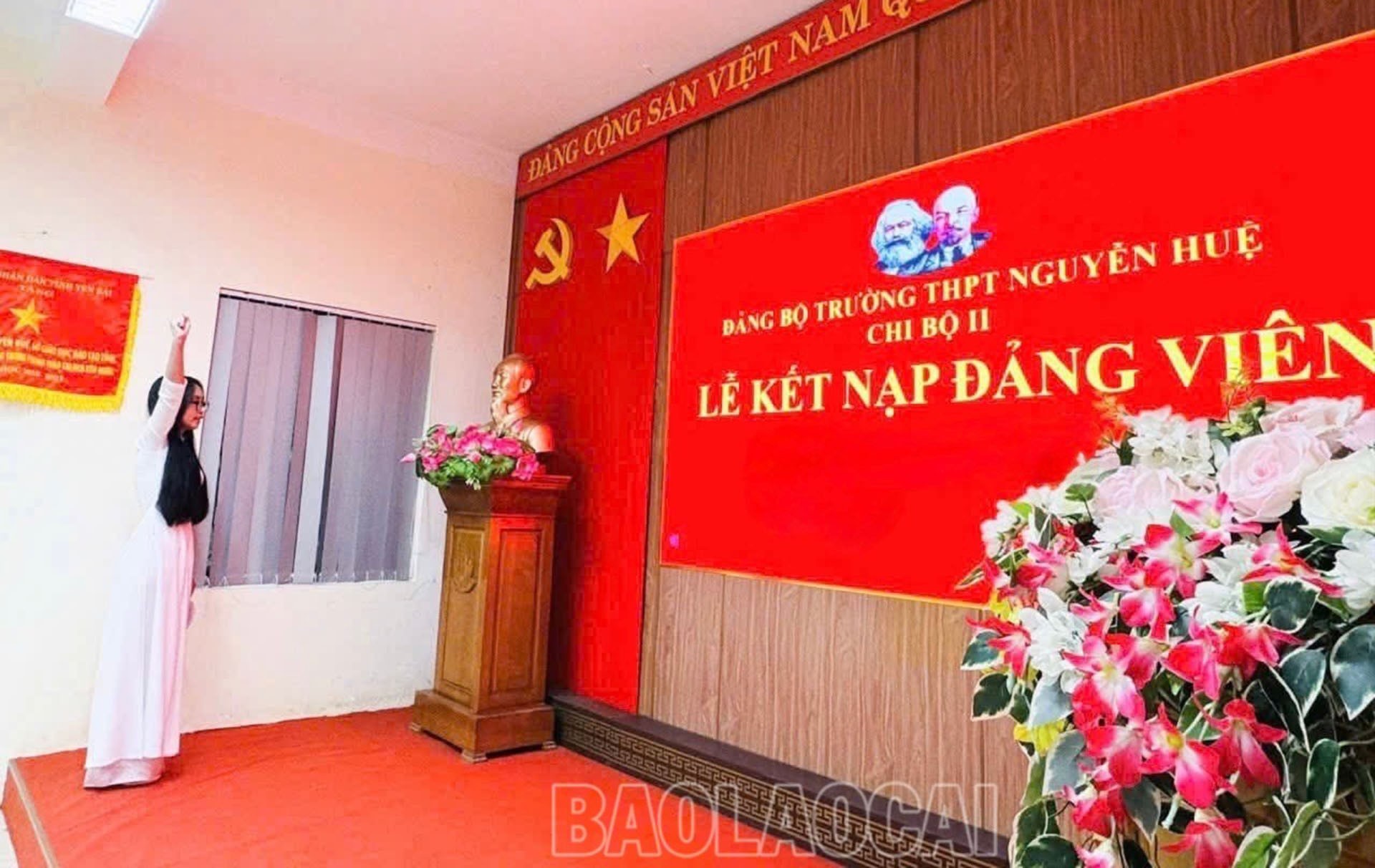 Niềm tự hào của đảng viên tuổi vừa tròn 18 tuyên thệ những lời quyết tâm.