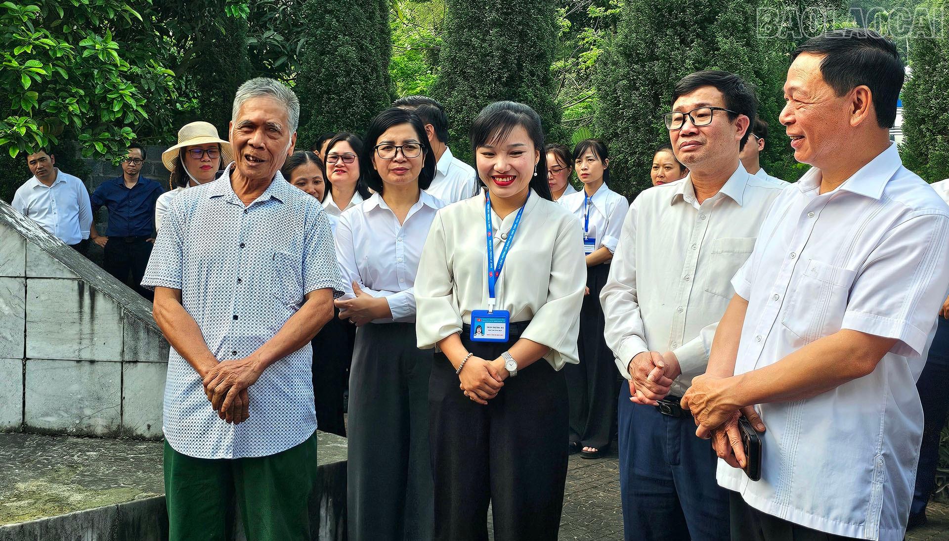 Các đảng viên được nghe giới thiệu, ôn lại những dấu mốc lịch sử quan trọng. baolaocai-tr_1000106313.jpg