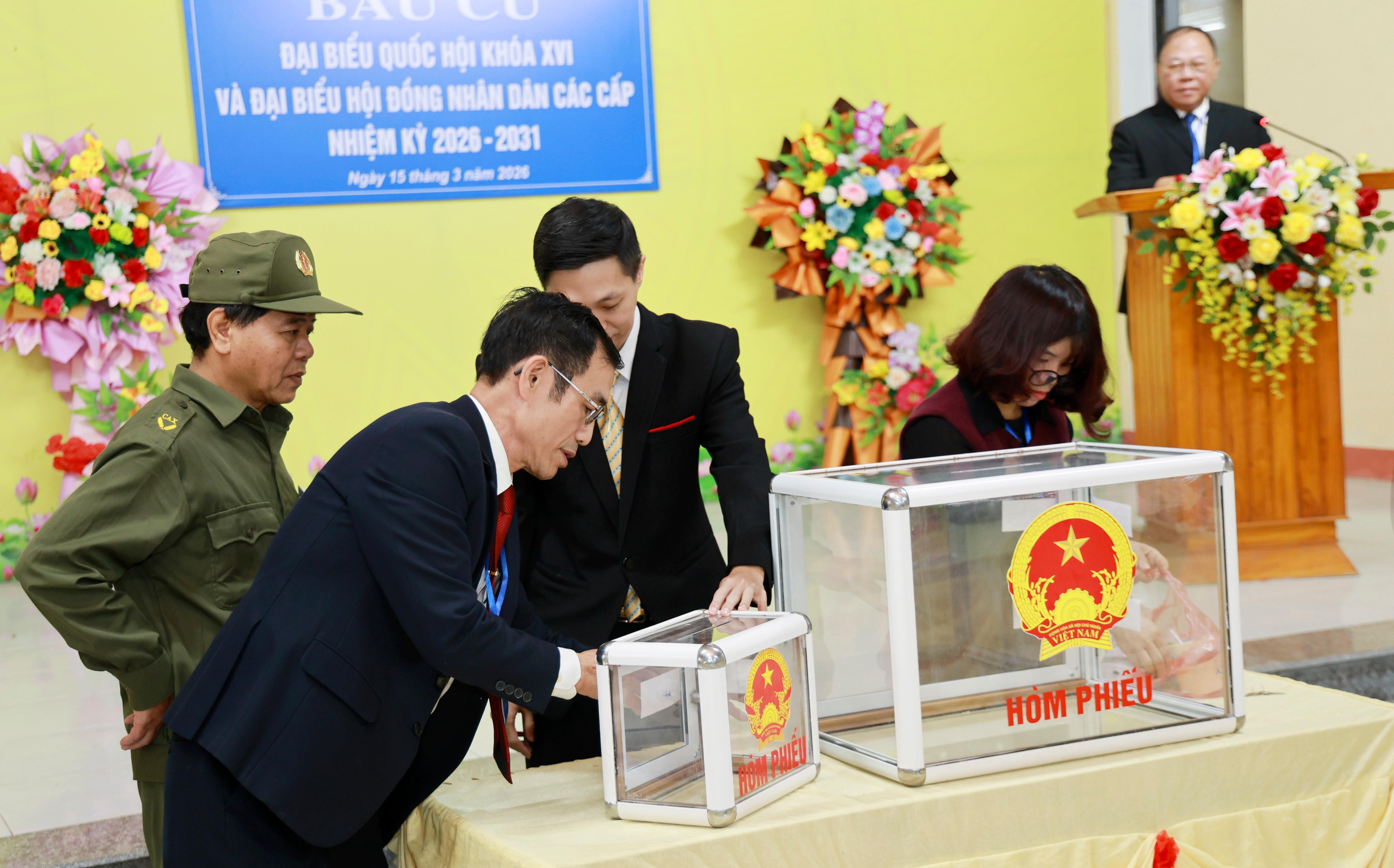 Kiểm tra và niêm phong hòm phiếu. 060a8178.jpg