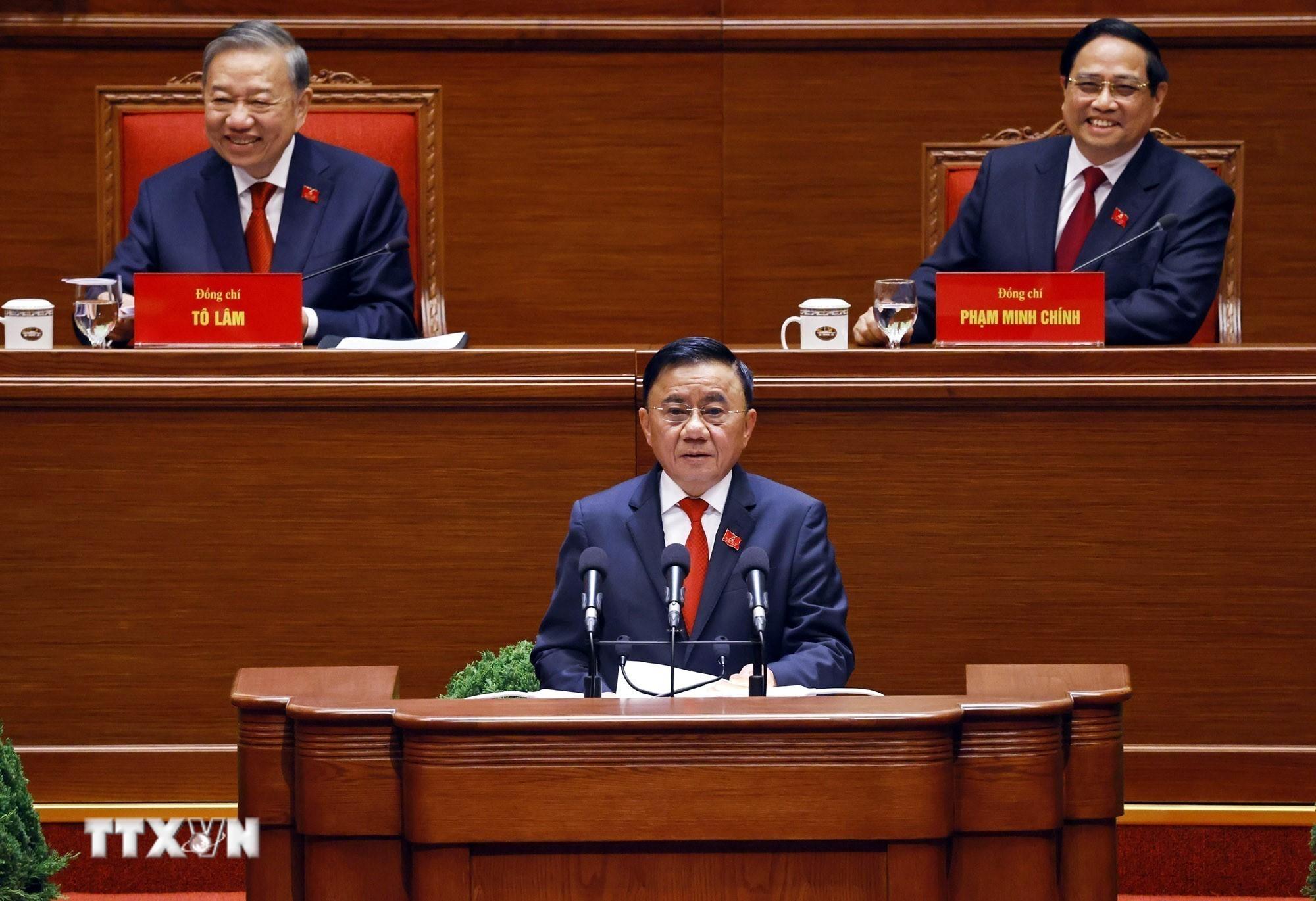 Đồng ch&iacute; Trần Cẩm T&uacute;, Ủy vi&ecirc;n Bộ Ch&iacute;nh trị, Thường trực Ban B&iacute; thư tr&igrave;nh b&agrave;y B&aacute;o c&aacute;o tiếp thu, giải tr&igrave;nh của Đo&agrave;n Chủ tịch về &yacute; kiến thảo luận của c&aacute;c đại biểu đối với dự thảo c&aacute;c văn kiện v&agrave; B&aacute;o c&aacute;o kiểm điểm sự l&atilde;nh đạo, chỉ đạo của BCH Trung ương kh&oacute;a XIII tr&igrave;nh Đại hội XIV của Đảng. (Ảnh: TTXVN)