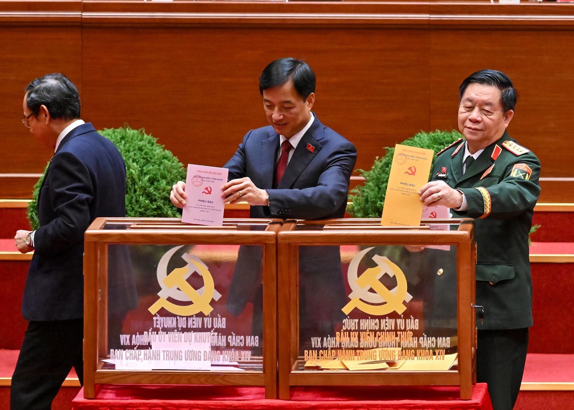 C&aacute;c đại biểu bỏ phiếu bầu Ban Chấp h&agrave;nh Trung ương kh&oacute;a XIV.
