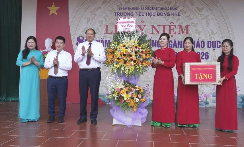 Phó Chủ tịch UBND tỉnh Hoàng Văn Thạch tặng hoa và quà cho thầy, trò nhà trường nhân dịp năm học mới.