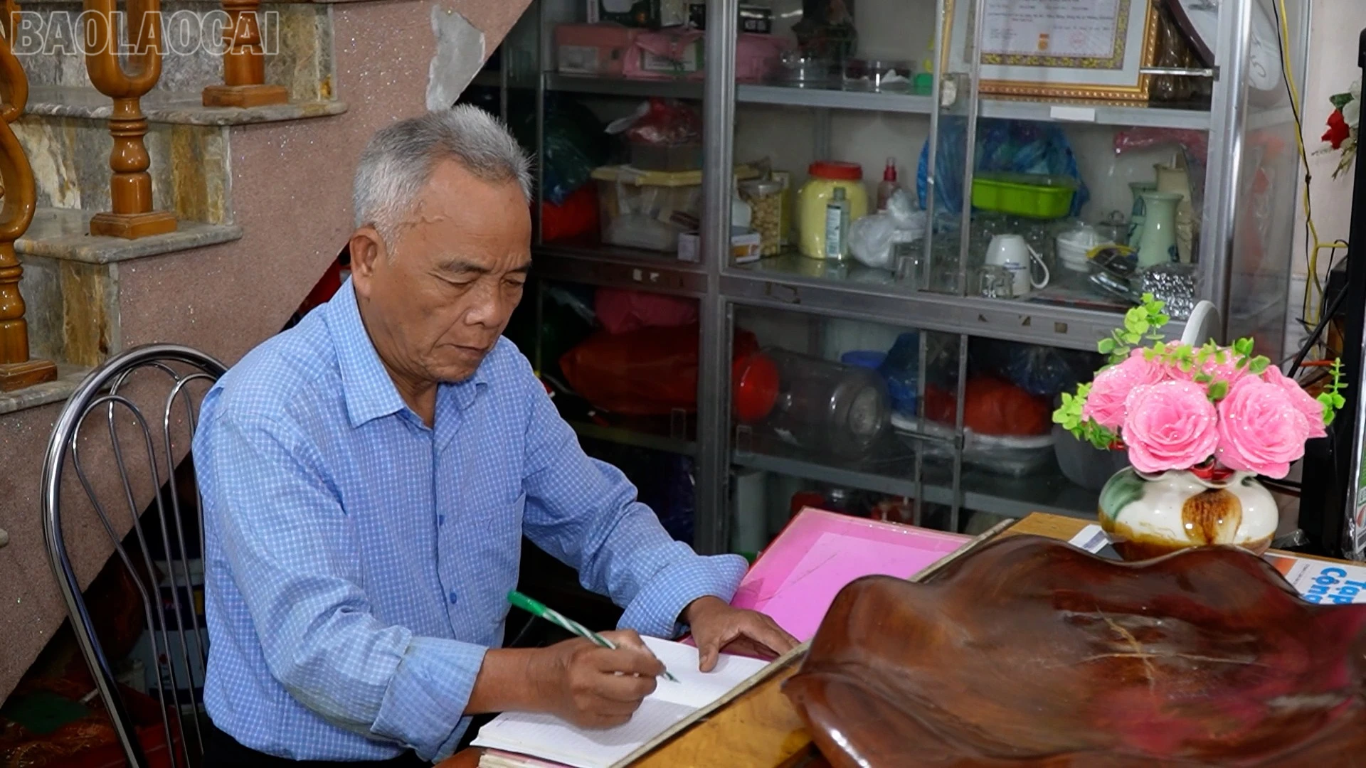 Ông Trịnh Quang Hãnh với đam mê sưu tầm tem lịch sử. Ông Trịnh Quang Hãnh với đam mê sưu tầm tem lịch sử.
