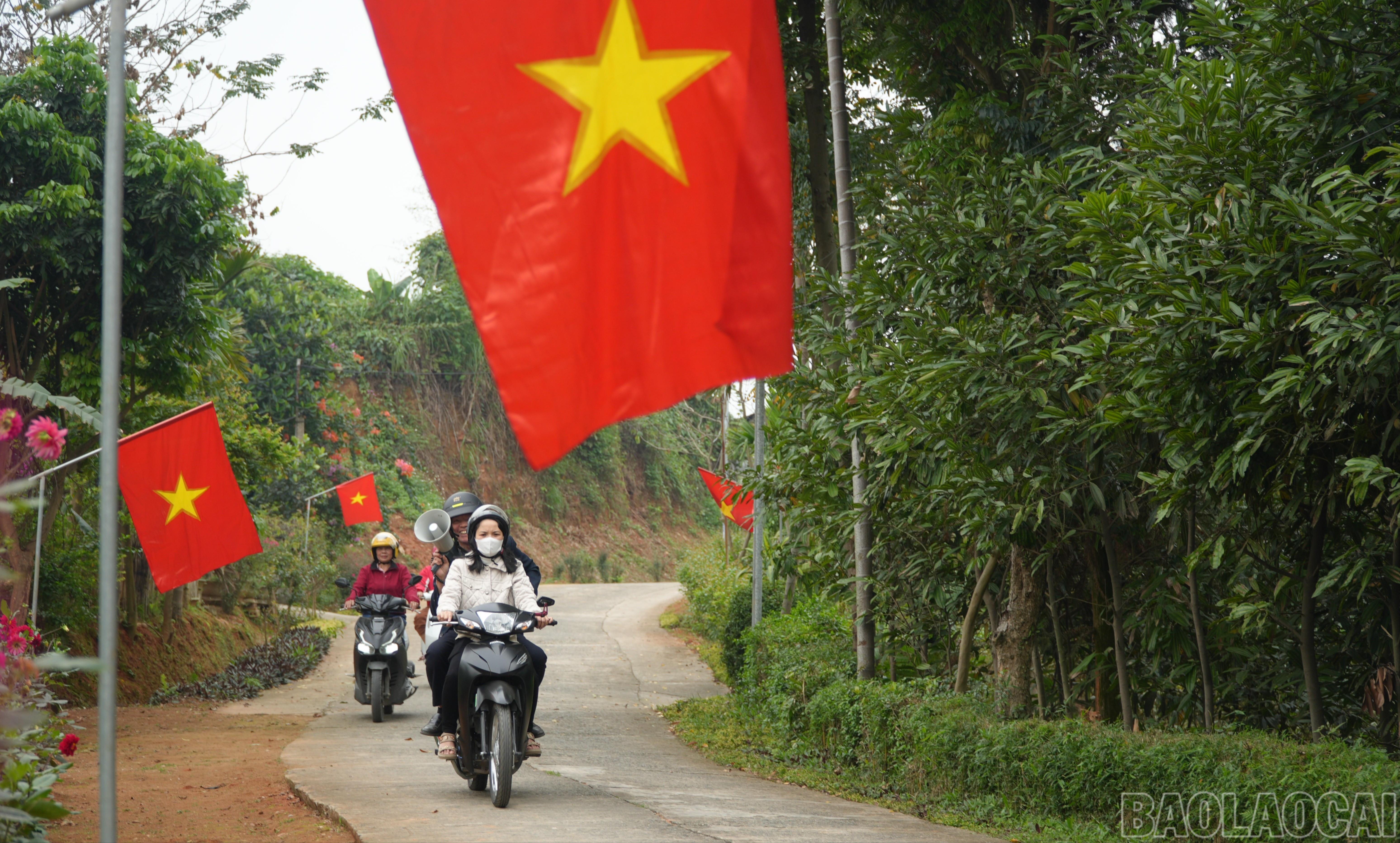 Loa tay tuyên truyền được sử dụng song song với đi vận động từng nhà dân.