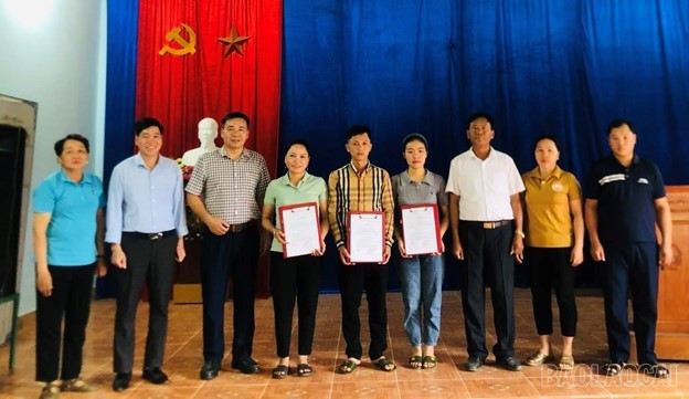 Thường trực Đảng ủy, l&atilde;nh đạo Ban X&acirc;y dựng Đảng dự sinh hoạt chi bộ v&agrave; trao Quyết định chuyển đảng ch&iacute;nh thức tại Chi bộ Tổng Vương, - Ảnh: Th&uacute;y Quỳnh