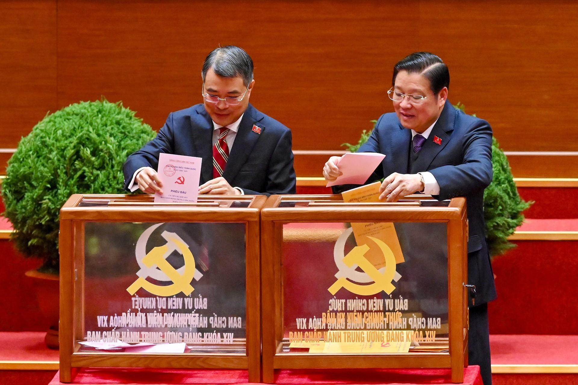 C&aacute;c đại biểu bỏ phiếu bầu Ban Chấp h&agrave;nh Trung ương kh&oacute;a XIV.