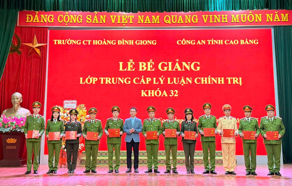L&atilde;nh đạo Trường Ch&iacute;nh trị tỉnh trao bằng tốt nghiệp cho c&aacute;c học vi&ecirc;n.