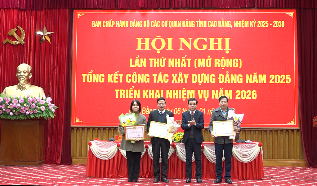 B&iacute; thư Đảng ủy c&aacute;c cơ quan Đảng tỉnh tặng giấy khen cho 3 tập thể ho&agrave;n th&agrave;nh xuất sắc nhiệm vụ năm 2025.