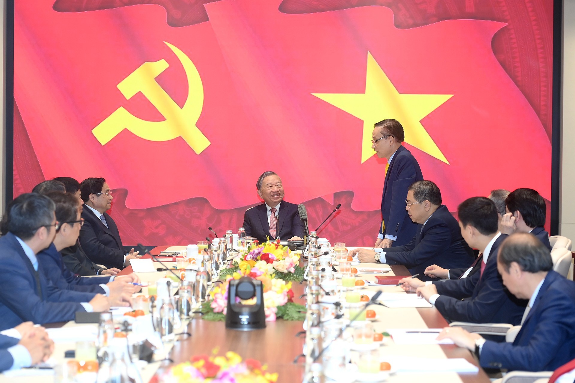 Tổng B&iacute; thư T&ocirc; L&acirc;m l&agrave;m việc với c&aacute;c Đại sứ, Trưởng cơ quan đại diện Việt Nam tại nước ngo&agrave;i tham dự Đại hội XIV của Đảng. (Ảnh: ĐĂNG KHOA)