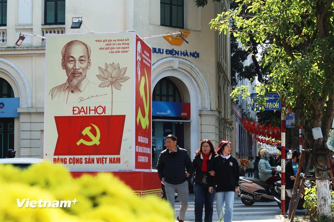 Kh&ocirc;ng kh&iacute; đ&oacute;n xu&acirc;n mới c&ugrave;ng c&aacute;c sự kiện ch&iacute;nh trị trọng đại của đất nước tr&agrave;n ngập khắp đường phố Thủ đ&ocirc; trong nắng ấm.