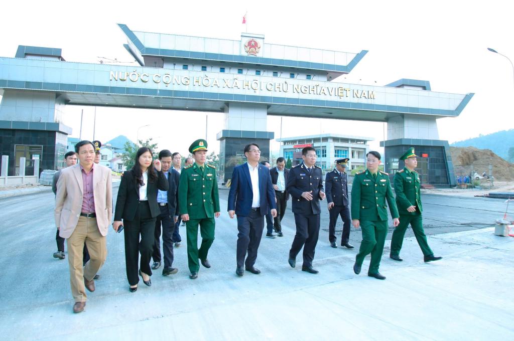 Đoàn công tác khảo sát lối thông quan Nà Đoỏng (Việt Nam) - Nà Ráy (Trung Quốc).