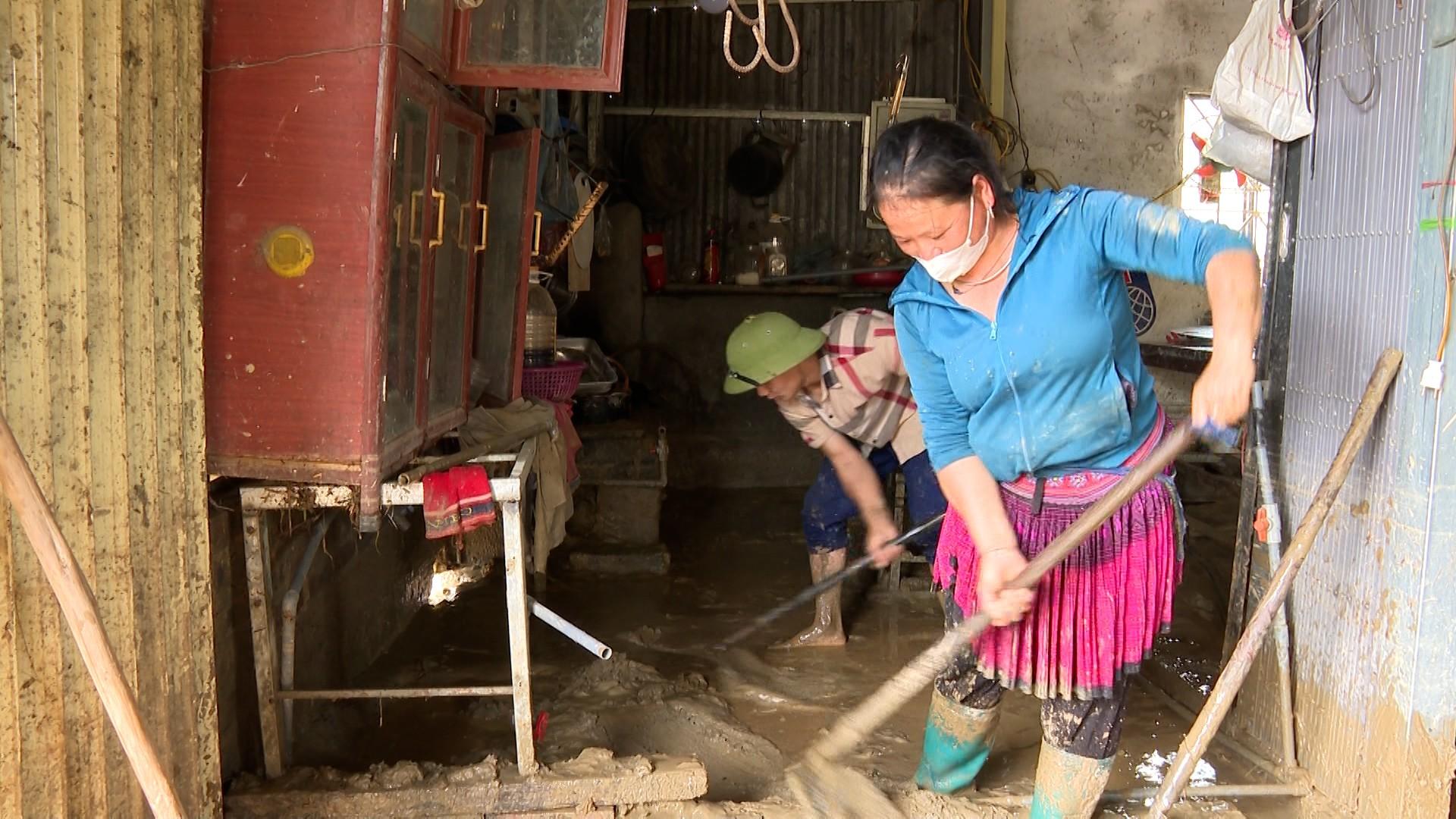 Người dân giúp nhau dọn bùn đất. cuois-tuan-8.jpg