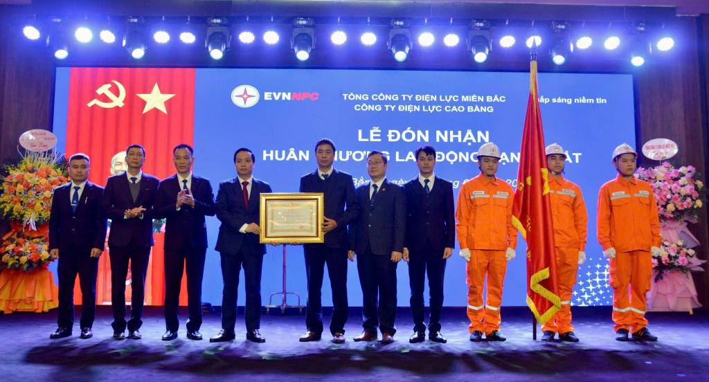 Thừa&nbsp;ủy&nbsp;quyền&nbsp;của&nbsp;Chủ&nbsp;tịch&nbsp;nước, Chủ tịch UBND tỉnh L&ecirc; Hải H&ograve;a trao Hu&acirc;n chương Lao động hạng Nhất cho tập thể C&ocirc;ng ty Điện lực Cao Bằng.