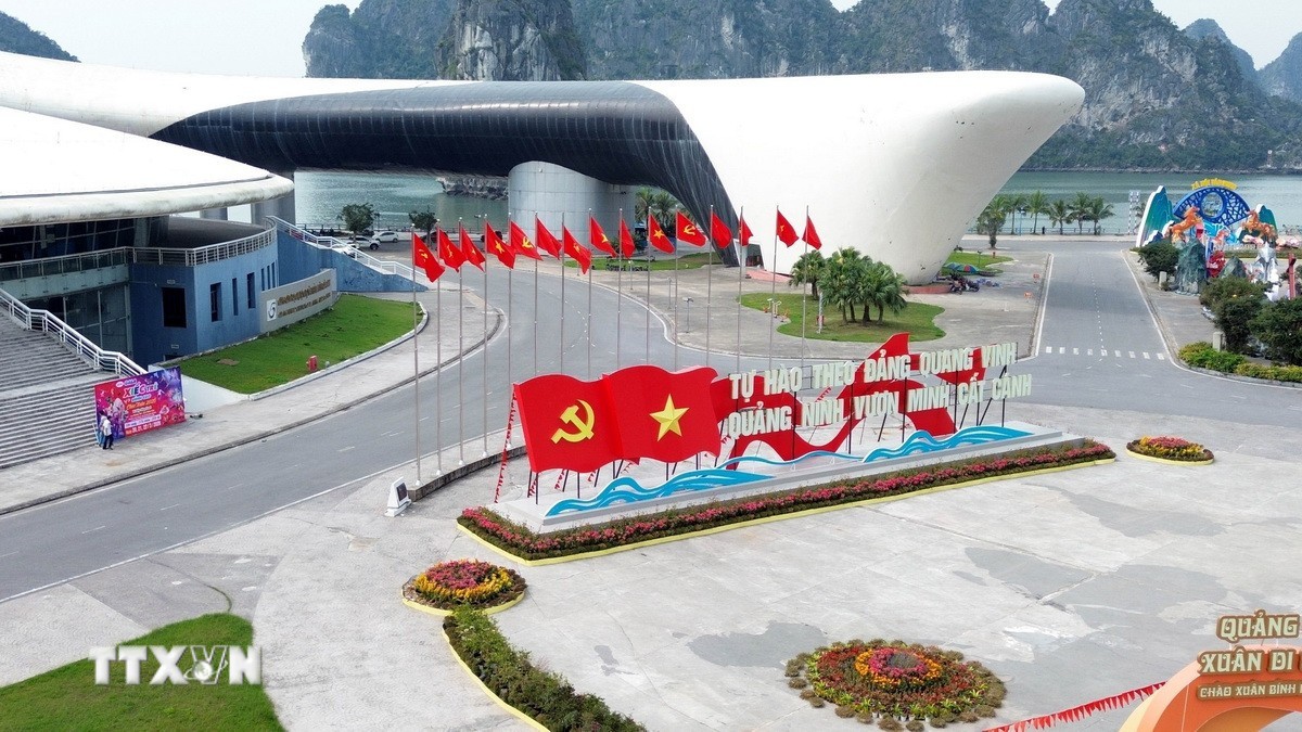 Khu vực Cung Quy hoạch, Hội chợ và Triển lãm tỉnh Quảng Ninh được trang hoàng lộng lẫy hướng tới ngày bầu cử.