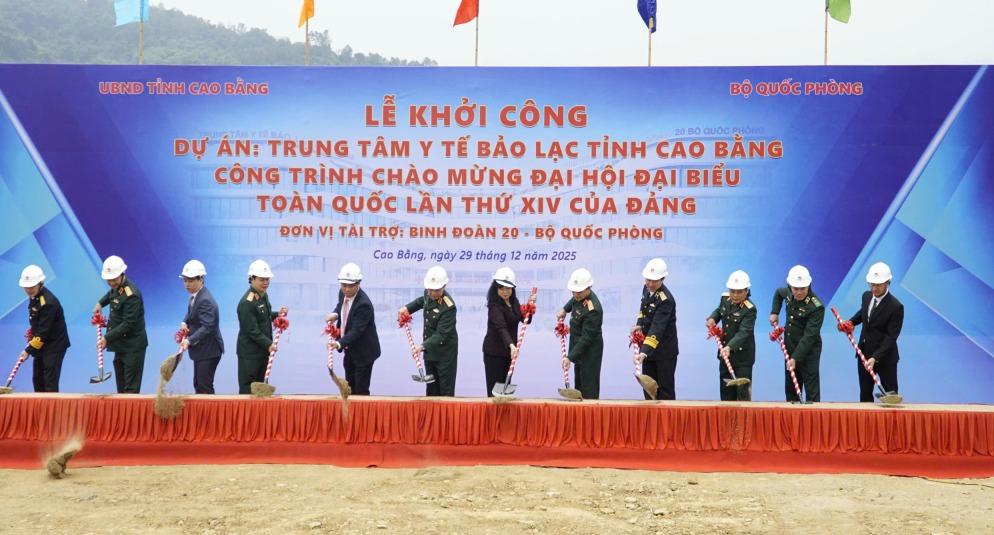 C&aacute;c đại biểu thực hiện nghi thức khởi c&ocirc;ng dự &aacute;n Trung t&acirc;m y tế Bảo Lạc.