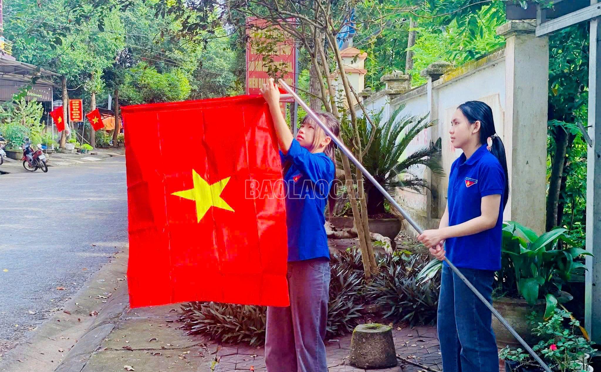 “Đường cờ Tổ quốc” dài 1,5 km với 72 cột cờ kiên cố, tại thôn Số 1 là công trình tiêu biểu chào mừng Đại hội XIV của Đảng. baolaocai-c_z7432214098755-4c47ae7b4a7f514403ad1c6f3ece383c.jpg