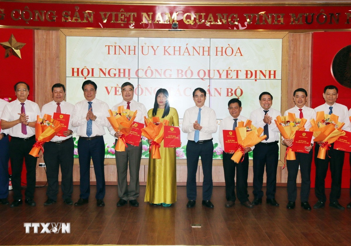 Thường trực Tỉnh ủy Kh&aacute;nh H&ograve;a trao quyết định v&agrave; ch&uacute;c mừng c&aacute;c đồng ch&iacute; được chỉ định nhận nhiệm vụ mới.