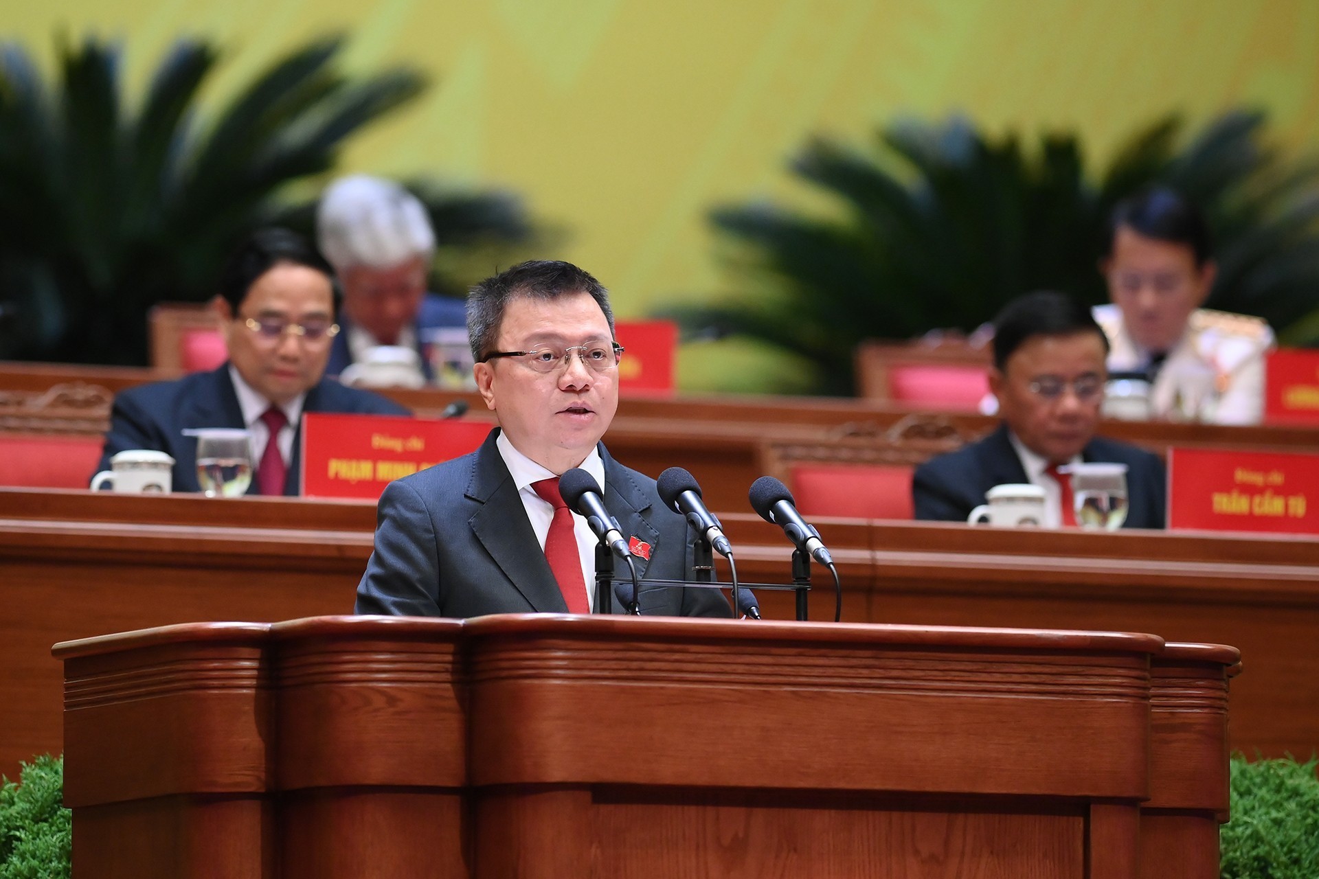 Đồng ch&iacute; L&ecirc; Quốc Minh, Ủy vi&ecirc;n Đo&agrave;n Thư k&yacute; đọc danh s&aacute;ch c&aacute;c ch&iacute;nh đảng, tổ chức v&agrave; bạn b&egrave; quốc tế gửi thư, điện ch&uacute;c mừng Đại hội XIV của Đảng.