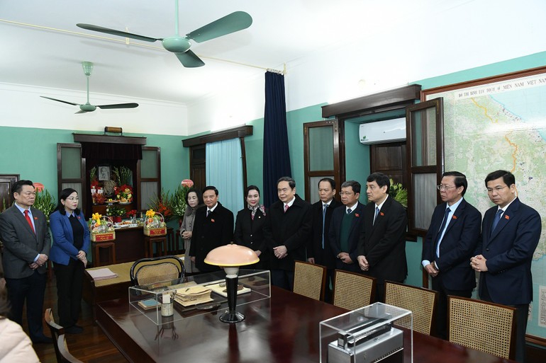 Chủ tịch Quốc hội Trần Thanh Mẫn trò chuyện với các cán bộ, nhân viên Khu Di tích Chủ tịch Hồ Chí Minh tại Phủ Chủ tịch. (Ảnh: DUY LINH)