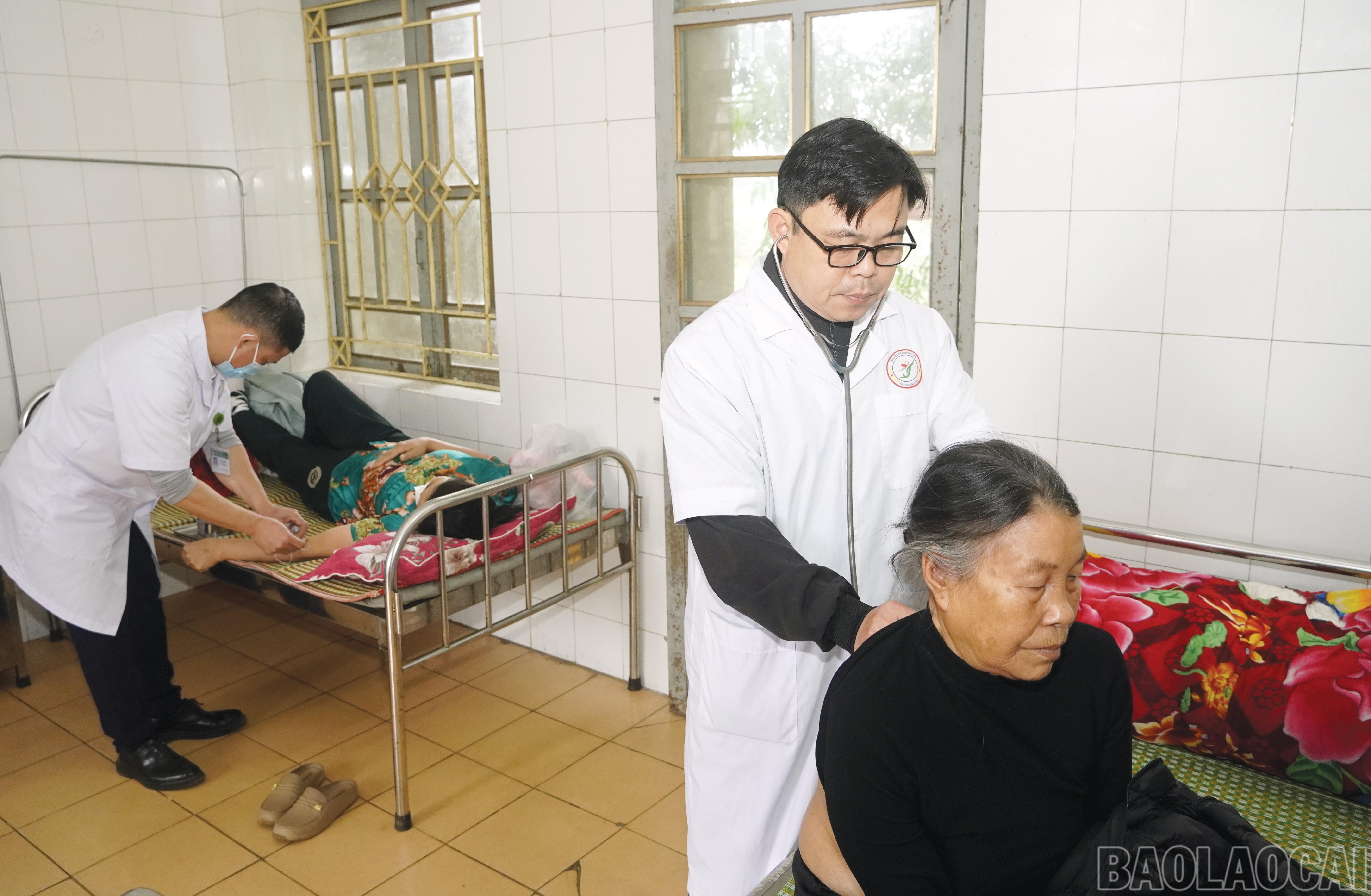 Bác sĩ Giang luôn tận tâm với công việc. baolaocai-br_3.jpg