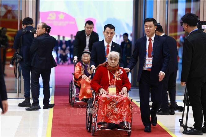 C&aacute;c đại biểu Mẹ Việt Nam Anh h&ugrave;ng đến dự phi&ecirc;n khai mạc Đại hội XIV của Đảng. Ảnh: TTXVN