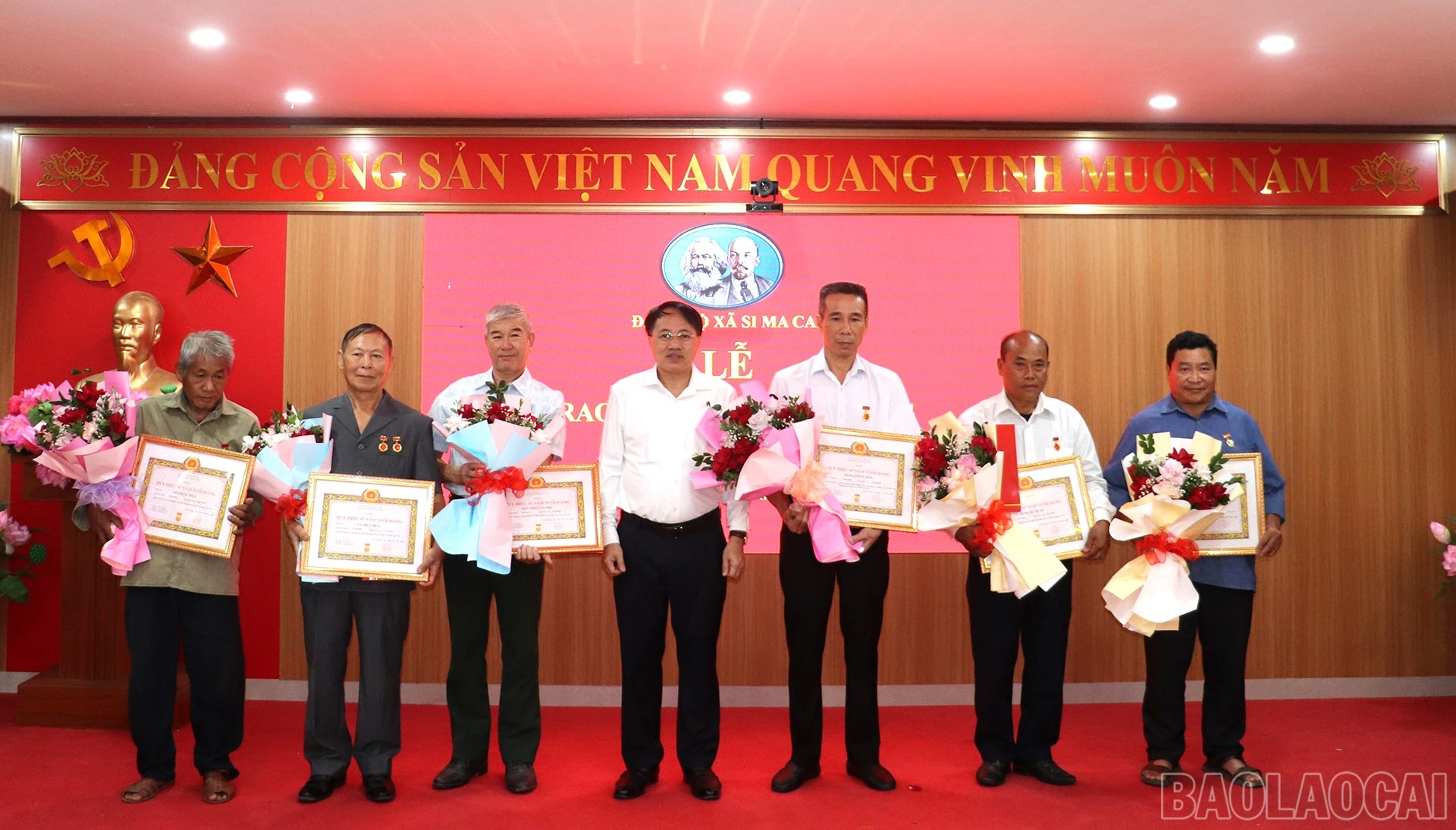 Các đảng viên nhận Huy hiệu 35 năm tuổi Đảng. baolaocai-br_s1.jpg