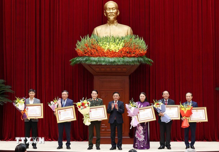 Thường trực Ban Bí thư Trần Cẩm Tú trao Huân chương Lao động hạng Nhất tặng các đơn vị có thành tích xuất sắc trong công tác tham mưu, tổ chức, phục vụ Đại hội XIV của Đảng.