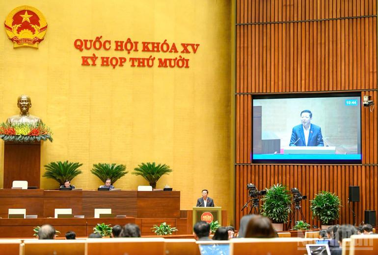 Bộ trưởng Xây dựng Trần Hồng Minh phát biểu giải trình, làm rõ một số vấn đề đại biểu Quốc hội nêu trong phiên thảo luận chiều 28/11. (Ảnh: DUY LINH)