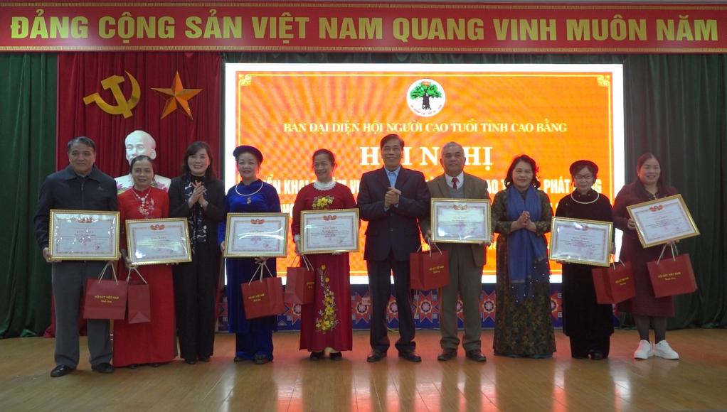 L&atilde;nh đạo Ban Đại diện Hội Người cao tuổi tỉnh trao Bằng khen của Ban Chấp h&agrave;nh Trung ương Hội Người cao tuổi Việt Nam cho c&aacute;c c&aacute; nh&acirc;n c&oacute; th&agrave;nh t&iacute;ch xuất sắc trong c&ocirc;ng t&aacute;c hội.
