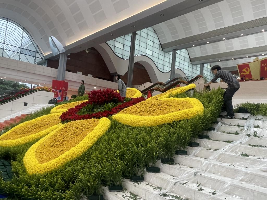 Khu vực ph&iacute;a trong Trung t&acirc;m Hội nghị quốc gia được trang tr&iacute; hoa tươi đảm bảo trang trọng của sự kiện lớn của non s&ocirc;ng.
