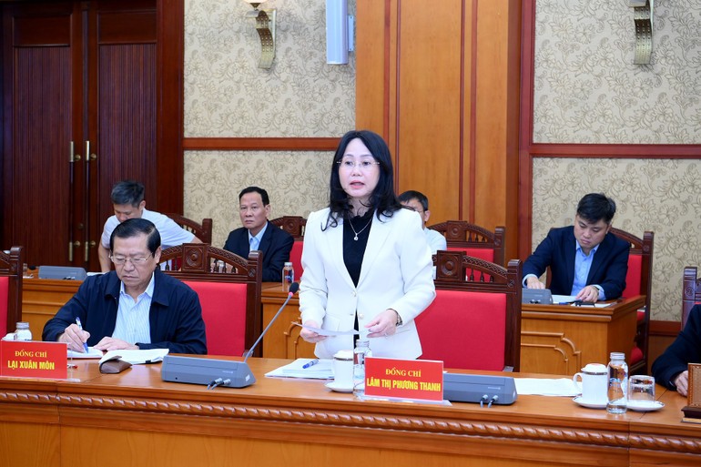 Đồng chí Lâm Thị Phương Thanh, Ủy viên Trung ương Đảng, Phó Chánh Văn phòng Thường trực Văn phòng Trung ương Đảng báo cáo tại cuộc họp.