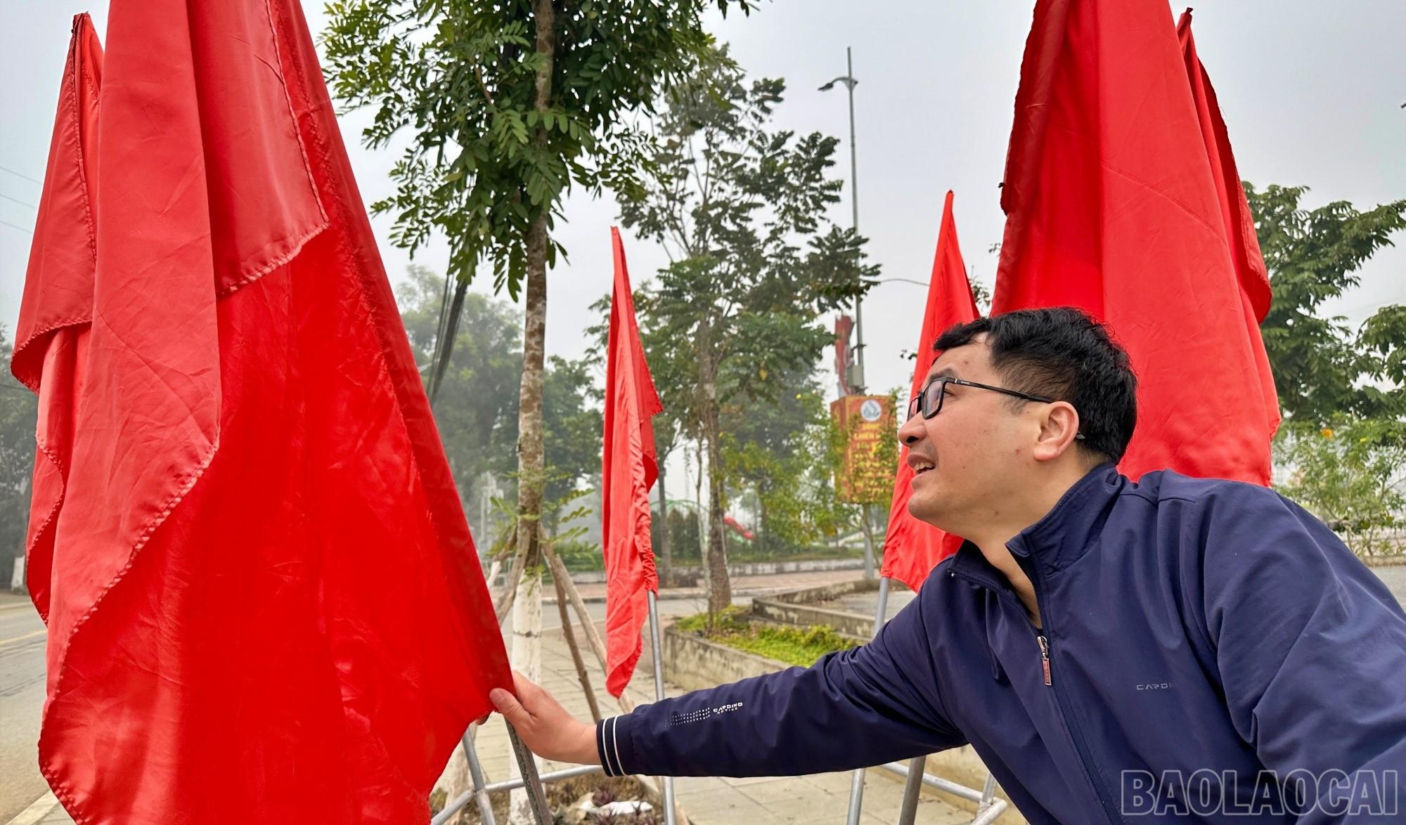 Nhiều tổ cờ đ&atilde; được c&aacute;c c&aacute;n bộ, nh&acirc;n vi&ecirc;n Trung t&acirc;m Văn h&oacute;a, Thể thao v&agrave; Truyền th&ocirc;ng khu vực Bảo Y&ecirc;n lắp đặt tại khu vực t&ograve;a hợp khối h&agrave;nh ch&iacute;nh x&atilde;.