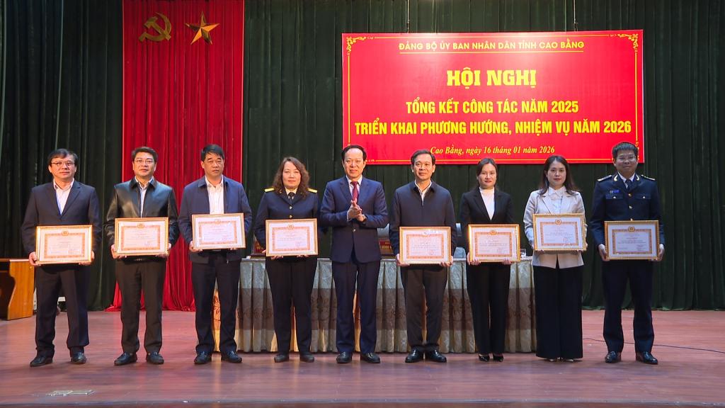 Đồng ch&iacute; Vũ Đ&igrave;nh Quang, Ủy vi&ecirc;n Ban Thường vụ Tỉnh ủy, Ph&oacute; B&iacute; thư Thường trực Đảng ủy, Ph&oacute; Chủ tịch Thường trực UBND tỉnh trao Giấy khen cho c&aacute;c tập thể ho&agrave;n th&agrave;nh xuất sắc nhiệm vụ ti&ecirc;u biểu năm 2025.