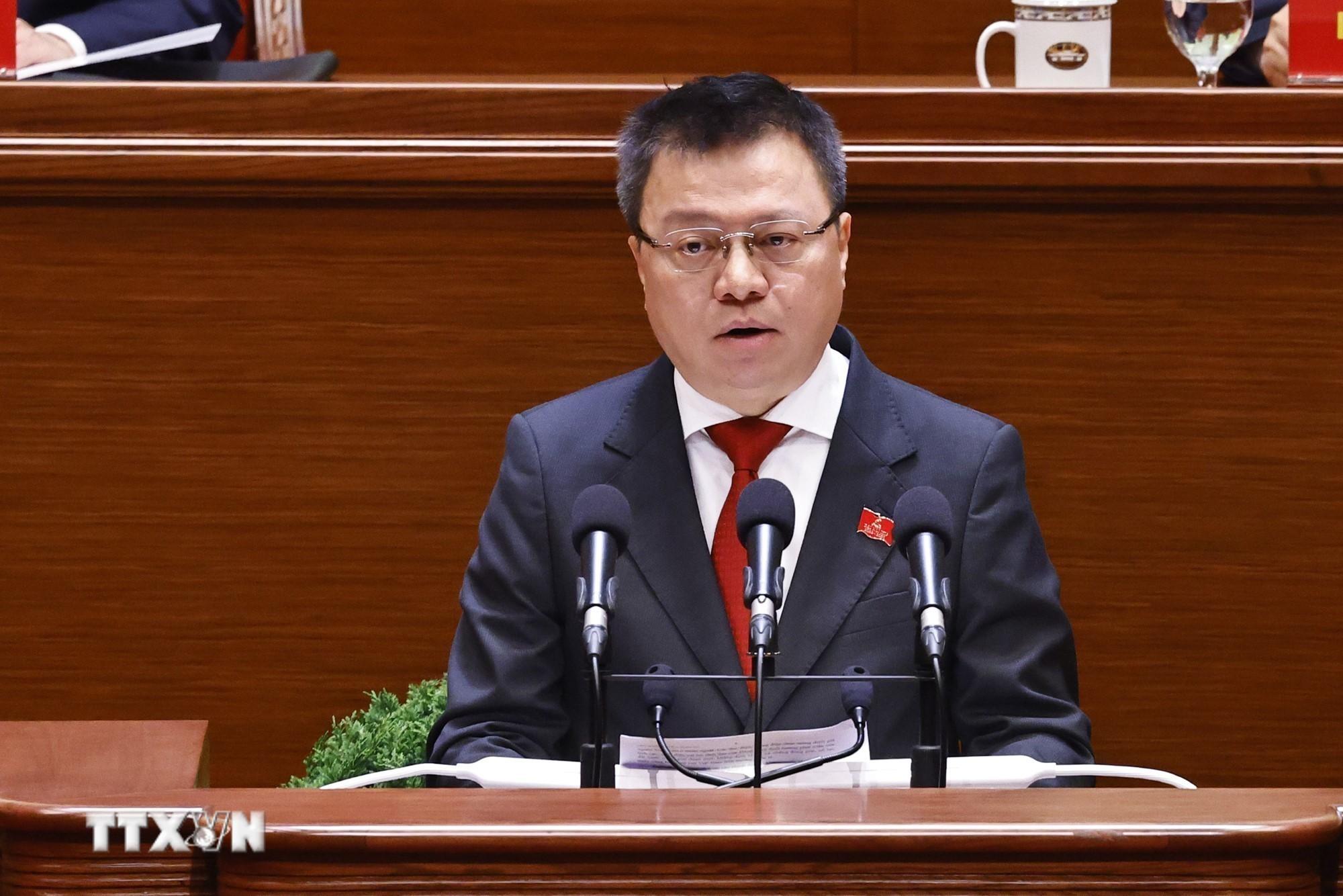 Đồng ch&iacute; L&ecirc; Quốc Minh, Ủy vi&ecirc;n Đo&agrave;n Thư k&yacute;, đọc danh s&aacute;ch c&aacute;c ch&iacute;nh đảng, tổ chức v&agrave; bạn b&egrave; quốc tế gửi thư, điện ch&uacute;c mừng Đại hội XIV của Đảng. (Ảnh: TTXVN)