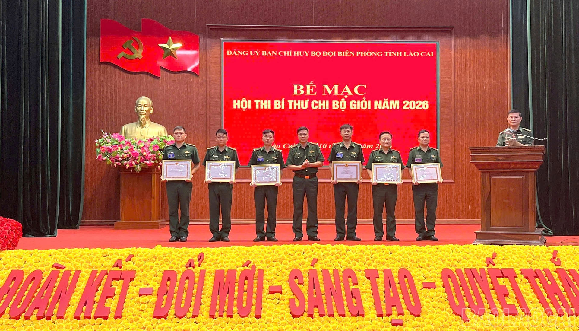 Đại tá Nguyễn Văn Tuấn - Phó Chính ủy Bộ đội Biên phòng Lào Cai tặng giấy khen cho các cá nhân đoạt thành tích xuất sắc tại hội thi. baolaocai-br_3-2.jpg