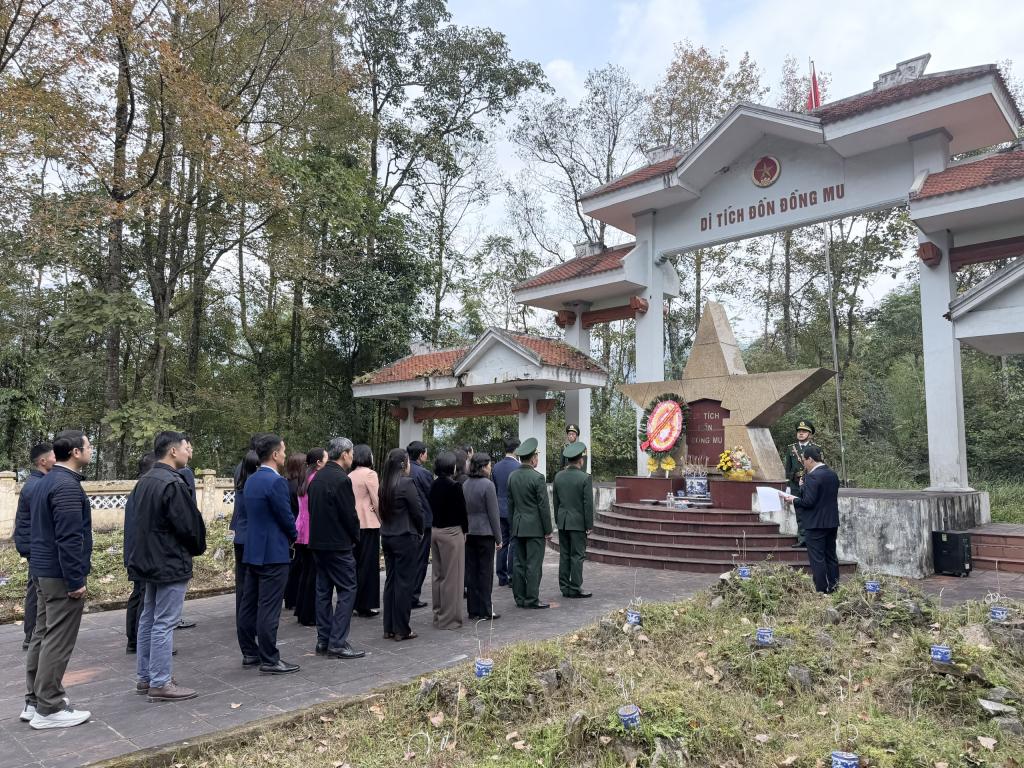 C&aacute;c Chi bộ H&agrave;nh ch&iacute;nh - Lưu trữ, Cơ yếu - T&agrave;i ch&iacute;nh thuộc Đảng bộ Văn ph&ograve;ng Tỉnh uỷ Cao Bằng sinh hoạt chuy&ecirc;n đề tại Khu Di t&iacute;ch Lịch sử Đồn Đồng Mu, x&atilde; Xu&acirc;n Trường.