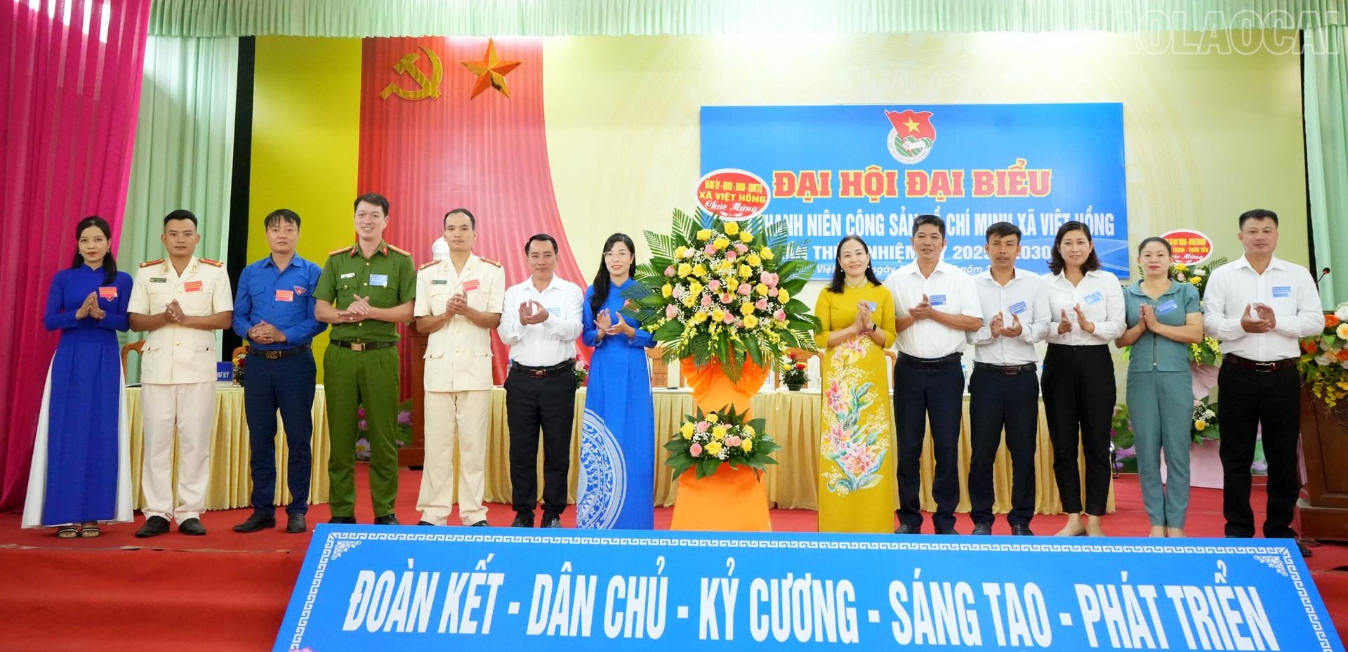 Các đồng chí lãnh đạo xã Việt Hồng tặng hoa chúc mừng tại đại hội.