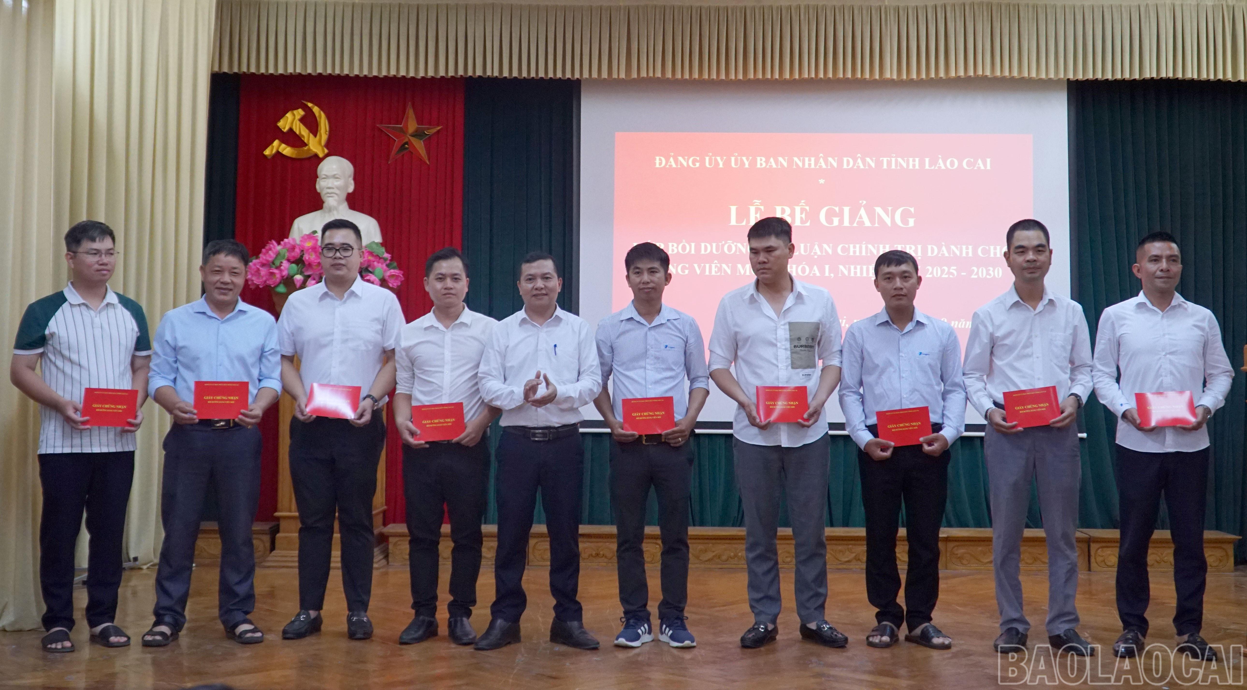 Các học viên được trao chứng nhận tốt nghiệp lớp bồi dưỡng lý luận chính trị dành cho đảng viên mới khóa I, nhiệm kỳ 2025 - 2030. baolaocai-br_be-giang-2.jpg