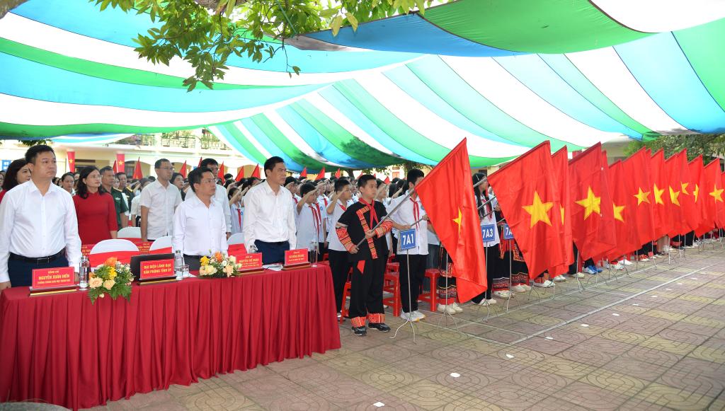 Các đại biểu và hơn 1.500 học sinh Trường THCS Hợp Giang cùng cả nước thực hiện nghi lễ chào cờ.
